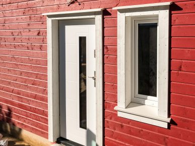 61833475958__0ee0e853-1651-4997-a71a-e7a9af64419b Białe drzwi dom skandynawski